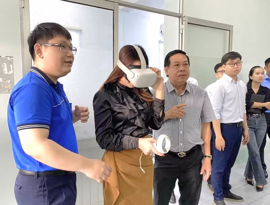 Đại biểu tham dự trải nghiệm thực tế ảo Cổng thông tin du lịch An Giang. Đại biểu tham dự trải nghiệm thực tế ảo Cổng thông tin du lịch An Giang.