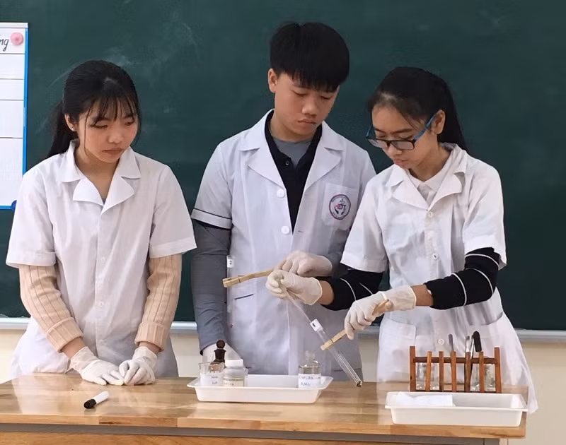 Học sinh Trường THCS Nguyễn Tất Thành (Đại Từ, Thái Nguyên) làm thí nghiệm hóa học.