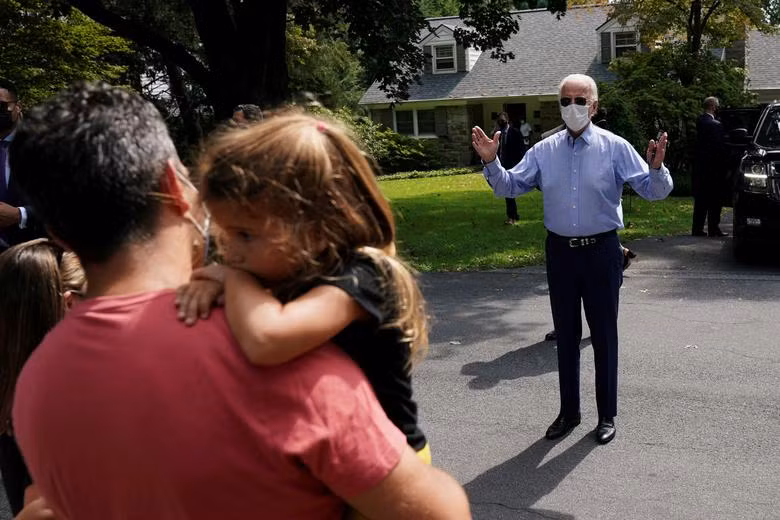 Joe Biden nói chuyện với những người ủng hộ trên đường phố trong một khu phố ở Lancaster, Pennsylvania, ngày 7 tháng 9 năm 2020. REUTERS/Kevin Lamarque.