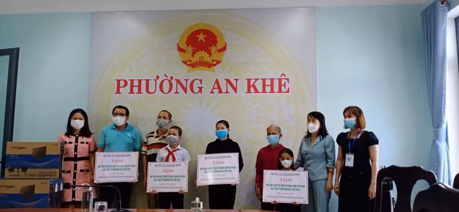 Trao tặng máy tính cho HS có hoàn cảnh khó khăn tại phường An Khê (quận Thanh Khê, TP Đà Nẵng) 