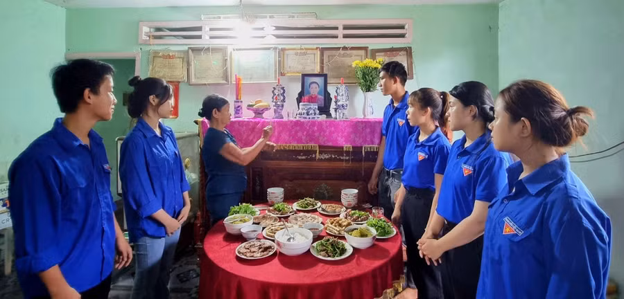 Đoàn viên xã Bình Hòa chuẩn bị mâm cúng tại nhà bà Biên.