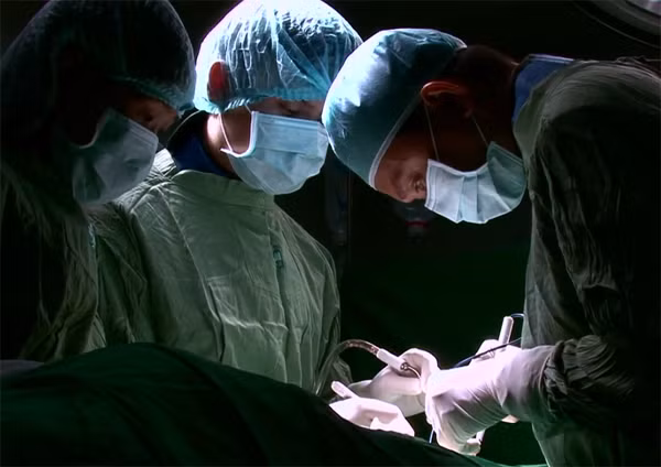 Bệnh nhân thoát khỏi cảnh hoại tử chân nhờ các bác sĩ phẫu thuật điều trị huyết khối tĩnh mạch sâu. Ảnh: Thiên Chương