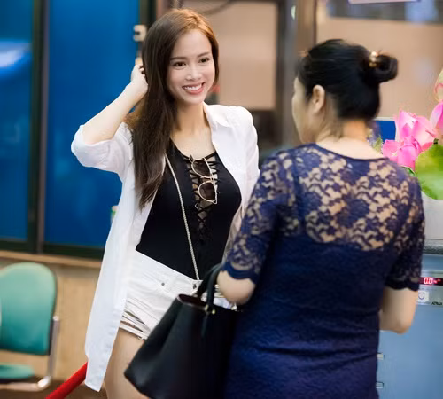 vu ngoc anh duoc me lai xe sang dua ra san bay - 6