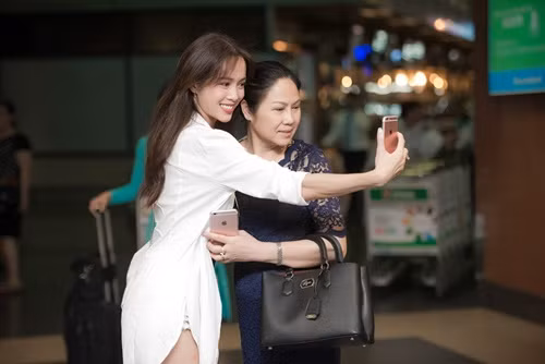 vu ngoc anh duoc me lai xe sang dua ra san bay - 9
