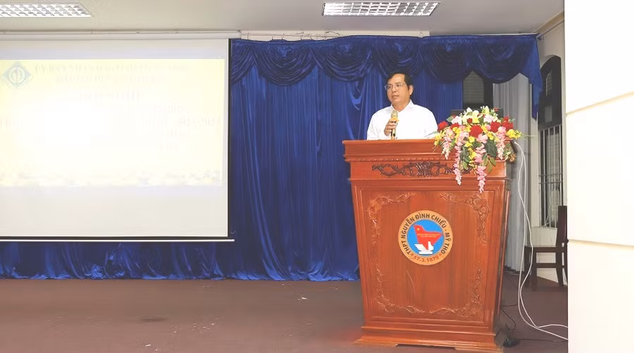 Ông Nguyễn Phương Toàn, Phó Giám đốc Sở GD&amp;ĐT phát biểu tại hội nghị.