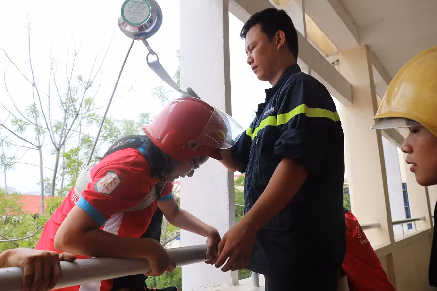 Học cách thoát hiểm bằng ròng rọc chuyên dụng Học cách thoát hiểm bằng ròng rọc chuyên dụng