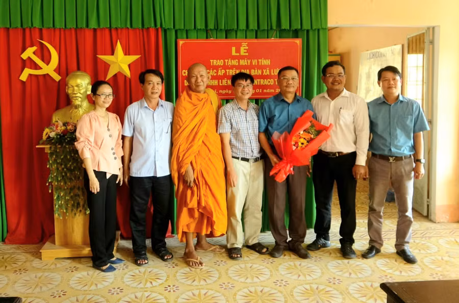 Đại diện chính quyền địa phương tặng hoa tri ân nhà tài trợ. Đại diện chính quyền địa phương tặng hoa tri ân nhà tài trợ.