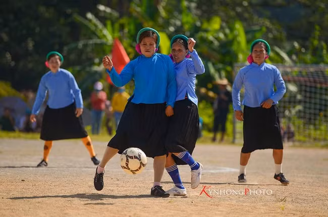 Các cô gái đã bắt đầu trận đấu một cách quyết liệt và hết mình.