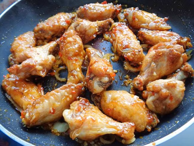 Gà chiên mắm me lên dĩa, chưa ăn hết thì chưa buông nĩa