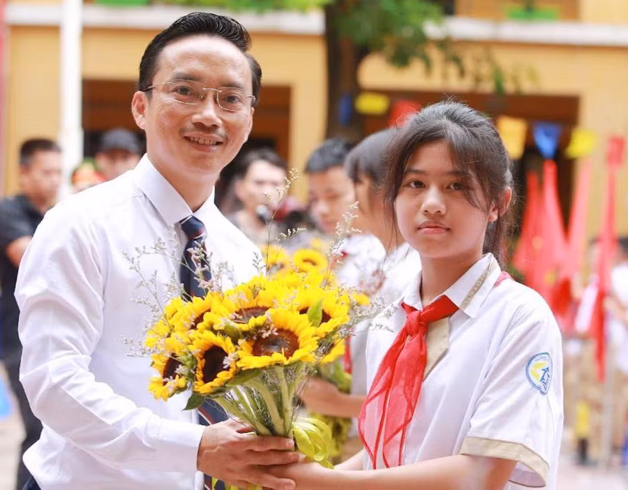 Thầy Nguyễn Cao Cường, Hiệu trưởng Trường THCS Thái Thịnh nêu quan điểm, thầy cô cần đồng hành và chia sẻ với học sinh mới tư vấn đúng và trúng các tâm tư, nguyện vọng của các em. Thầy Nguyễn Cao Cường, Hiệu trưởng Trường THCS Thái Thịnh nêu quan điểm, thầy cô cần đồng hành và chia sẻ với học sinh mới tư vấn đúng và trúng các tâm tư, nguyện vọng của các em.