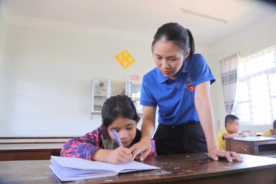 Chị Trần Thị Phương – Bí thư Đoàn phường 4 hướng dẫn cho học sinh.
