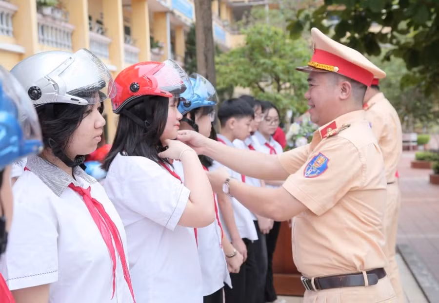 CSGT tỉnh Thái Bình tặng mũ bảo hiểm cho học sinh.