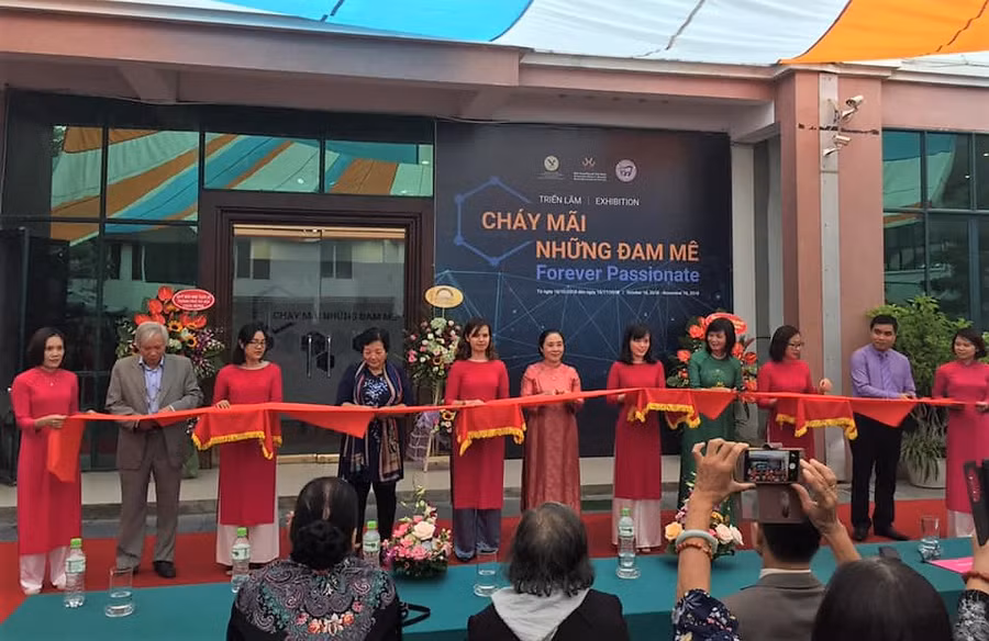 Các đại biểu cắt băng khánh thành khai mạc triển lãm