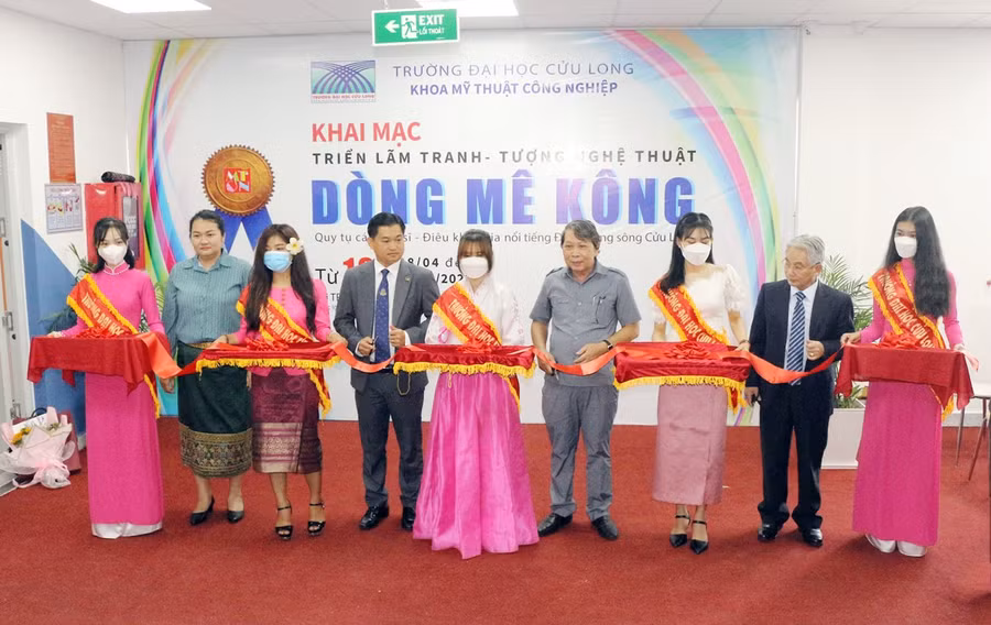 Các đại biểu cắt băng khai mạc triển lãm.