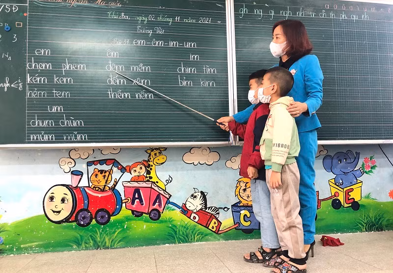 Cô Hà trong giờ lên lớp. Ảnh: NVCC