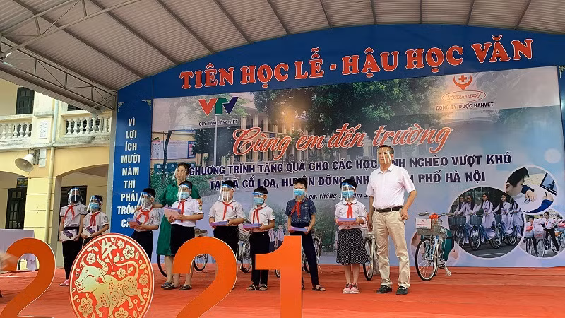 Trường THCS Cổ Loa tiếp sức học sinh đến trường. Ảnh: NTCC