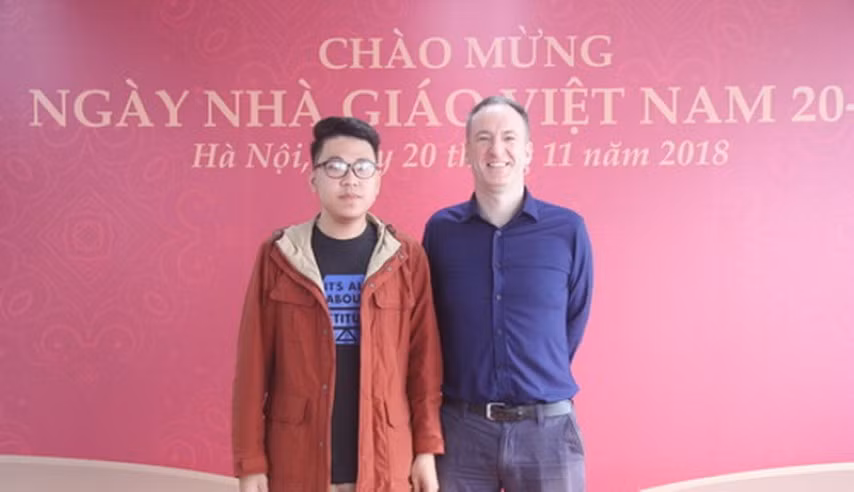Thầy Gerard Irvine và học trò của mình trong ngày Nhà giáo Việt Nam năm 2018.