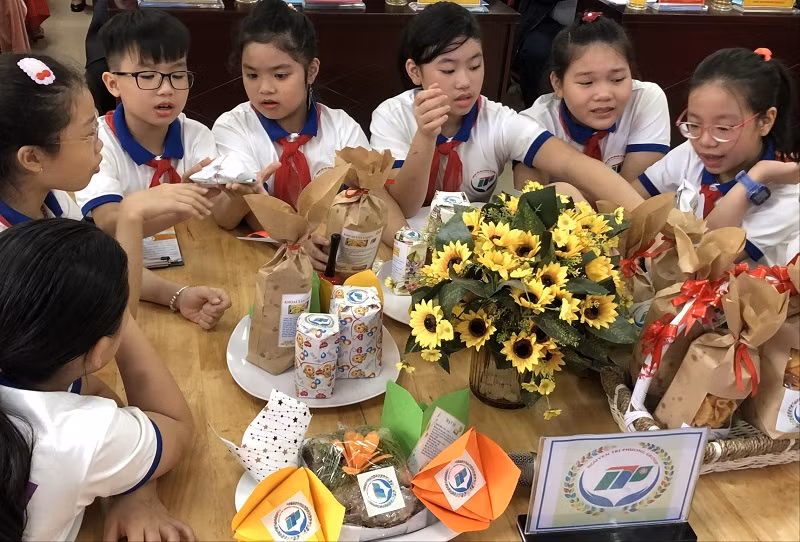 Học sinh Trường Tiểu học Nguyễn Tri Phương với sản phẩm bao bì đựng đồ ăn chín.