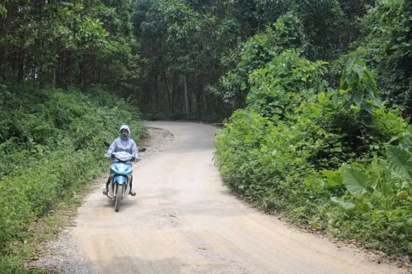 Hằng ngày, cô giáo Nguyễn Thị Vân phải đi và về trên đoạn đường 100 km đến điểm trường Lũng Hoài, xã Thượng Nung.