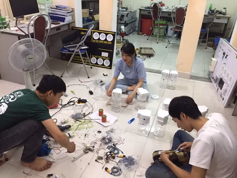Phan Thị Mai và các bạn sáng chế máy sát khuẩn tự động theo đơn đặt hàng của các bệnh viện, trường học… trên địa bàn Đà Nẵng. Ảnh: NVCC