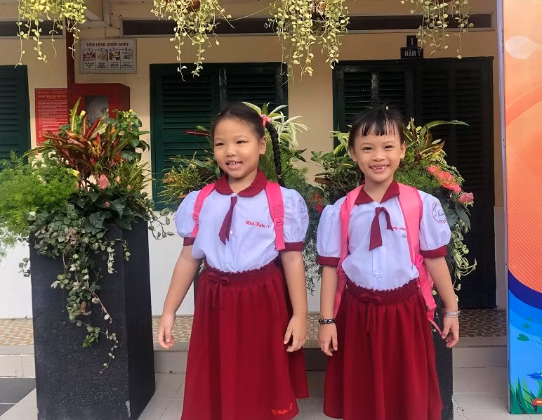Niềm vui ngày đầu tiên đi học của đôi bạn Niềm vui ngày đầu tiên đi học của đôi bạn