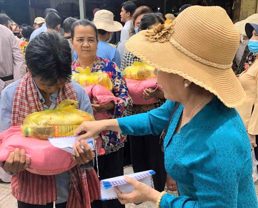 Trao tặng quà cho hộ nghèo, cận nghèo.