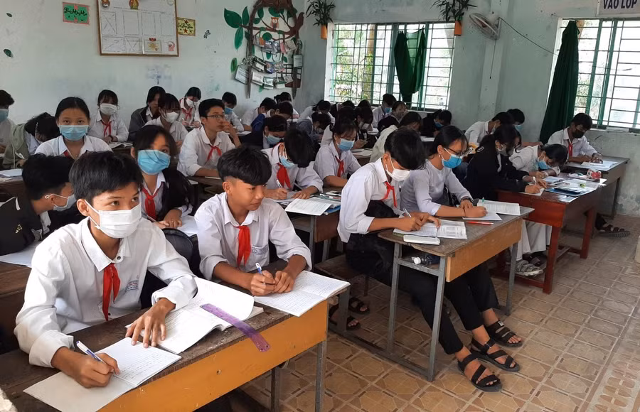 HS huyện biên giới Tân Hồng (Đồng Tháp) ngày đầu tiên trở lại trường.