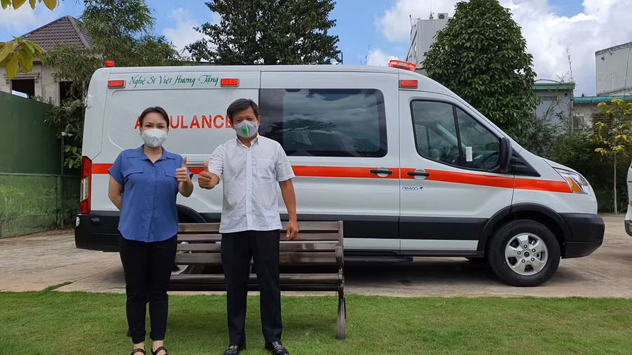 Vào ngày 2/8 vừa qua, nghệ sĩ Việt Hương đã đích thân trao tặng chiếc xe cứu thương trị giá hàng tỷ đồng cho ông Đoàn Ngọc Hải.