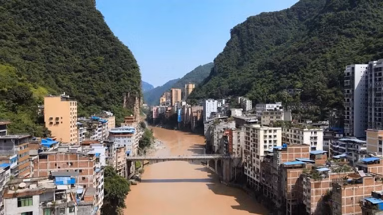 Yanjin được nhiều người coi là thành phố hẹp nhất thế giới.