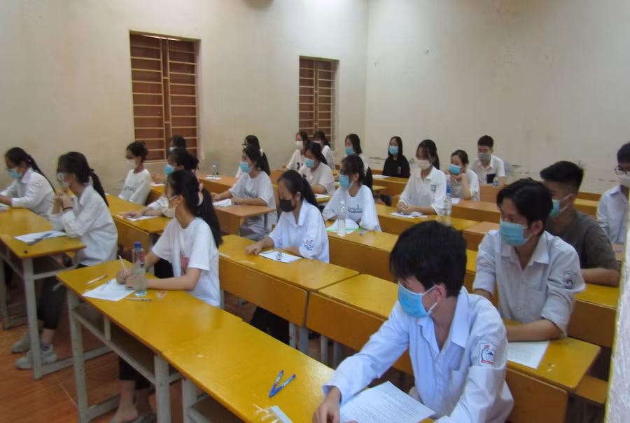 Thí sinh chuẩn bị làm bài thi. Ảnh: Văn Lự