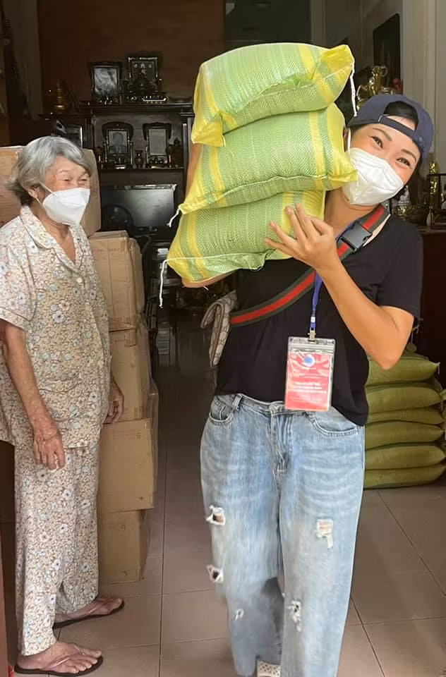 Phương Thanh đáp trả gay gắt khi mẹ và con gái bị tung tin qua đời ảnh 1