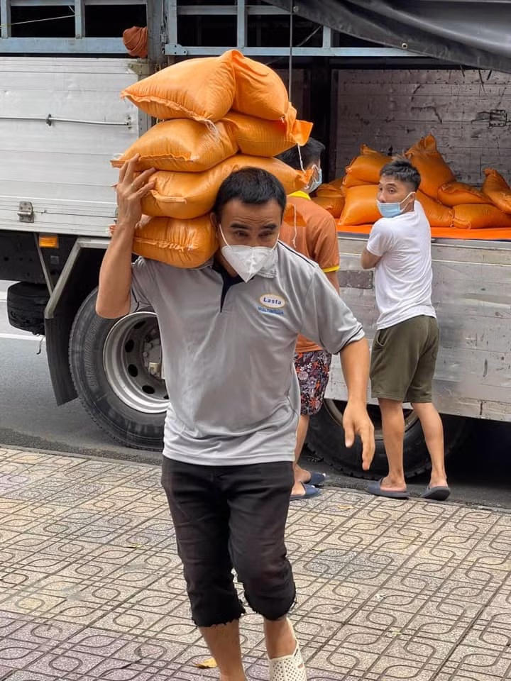 MC Quyền Linh xin vào chùa ở nhờ, lý do nghe xong ai cũng thương cảm ảnh 1