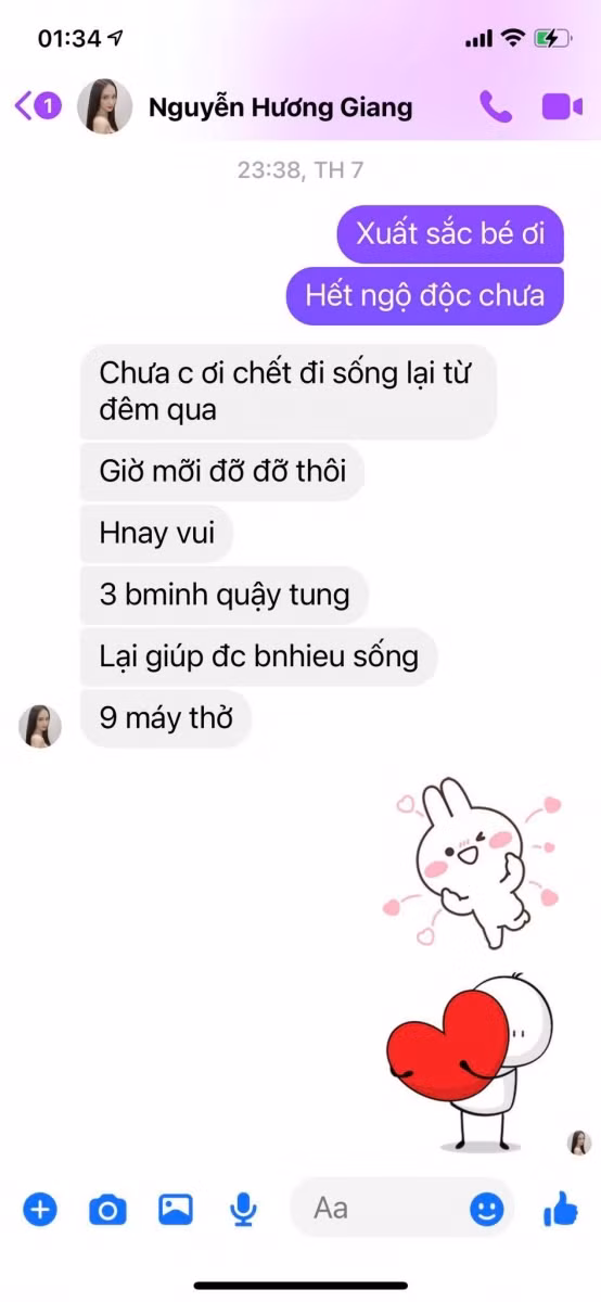 Hương Giang ủng hộ 900 triệu mua thiết bị y tế cho những vùng bệnh nặng thông qua hình thức đấu giá.