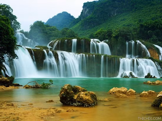 Thác Bản Giốc nằm tại địa phận xã Đà Thủy thuộc huyện Trùng Khánh, tỉnh Cao Bằng. Nơi đây không chỉ là địa điểm du lịch nổi tiếng của Cao Bằng với cảnh quan thiên nhiên tuyệt đẹp mà trong tương lai nó còn là một nguồn thủy điện lớn.