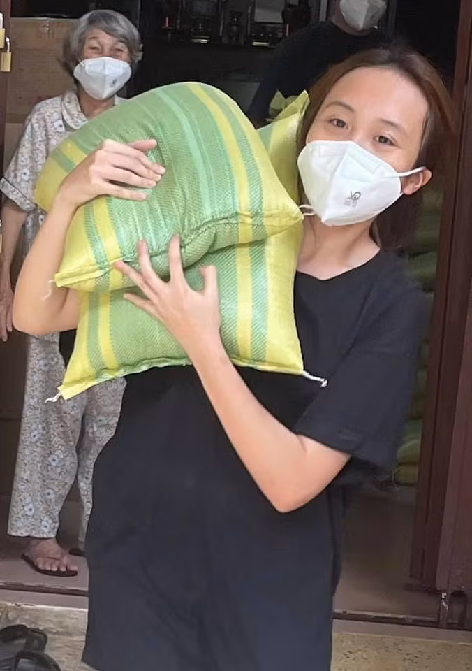 Nữ ca sĩ Phương Thanh cùng bé Gà không quản ngại vất vả, trực tiếp tham gia vác gạo để hỗ trợ người dân.