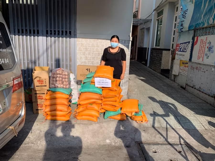 Hình ảnh Việt Hương tặng gạo và nhu yếu phẩm cho bà con trong mùa dịch (Ảnh: FBVN).