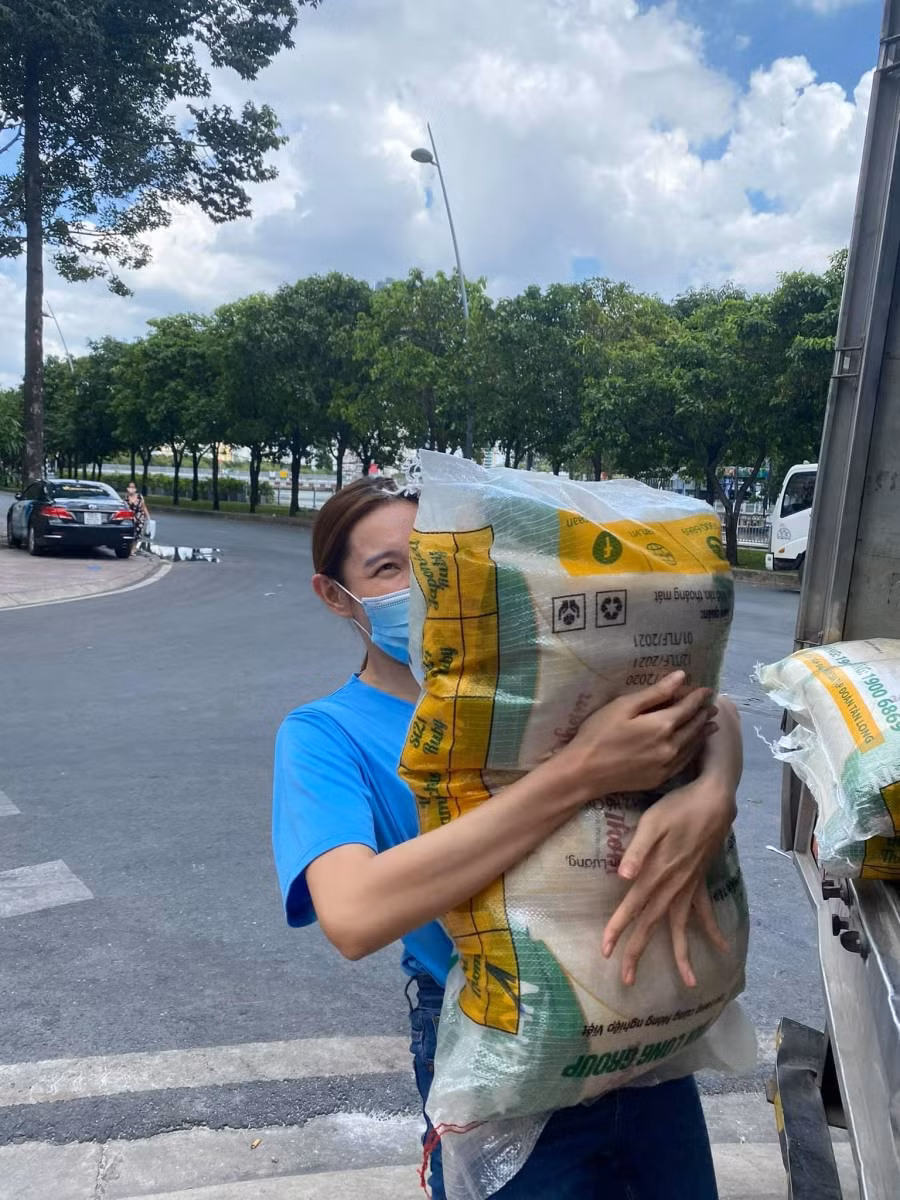Người đẹp Nguyễn Thúc Thùy Tiên có động thái đầu tiên là đi từ thiện để mừng sinh nhật sau khi trở thành đại diện Việt Nam tham dự Miss Grand International 2021.