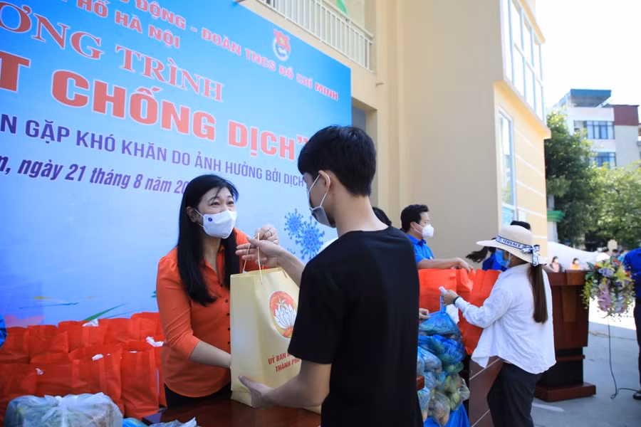 Chủ tịch Ủy ban MTTQVN TP Hà Nội Nguyễn Lan Hương trao tặng các phần quà tới người lao động nghèo và sinh viên ngoại tình.