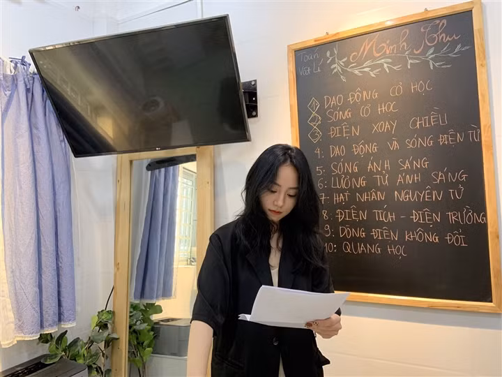 Cô giáo trẻ Minh Thu dạy học môn Vật lý bằng hình thức livestream.
