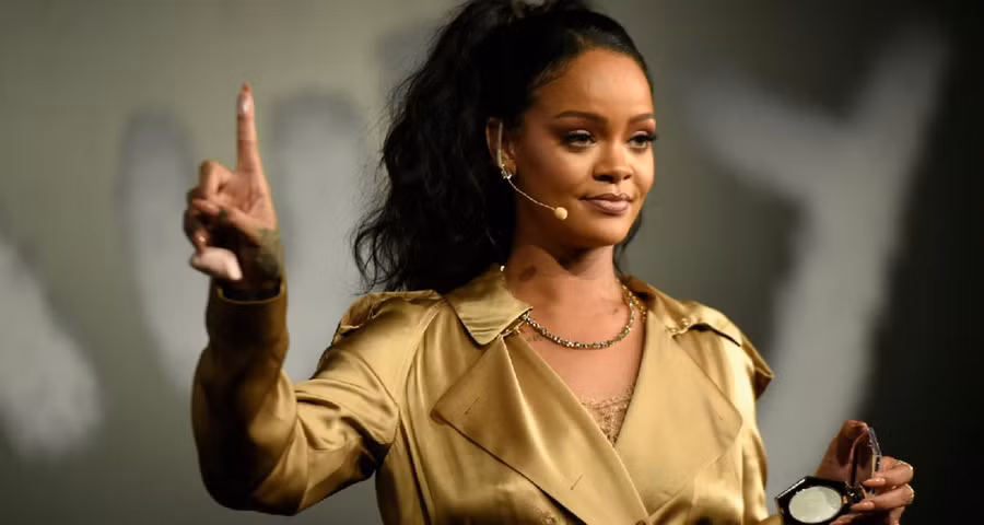 Nữ ca sĩ Rihanna trở thành tỷ phú USD.