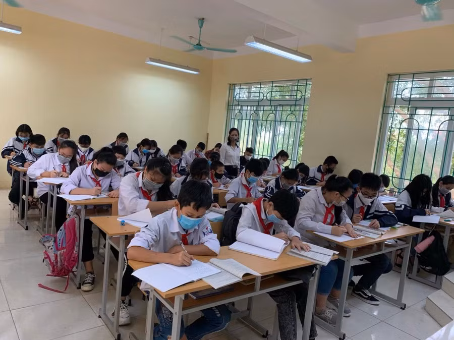 Cô trò trung học cơ sở Hội Hợp, thành phố Vĩnh Yên tích cực ôn tập (tháng 3/2021). Ảnh: VL