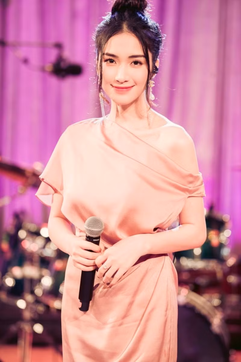 Nữ ca sĩ Hòa Minzy.