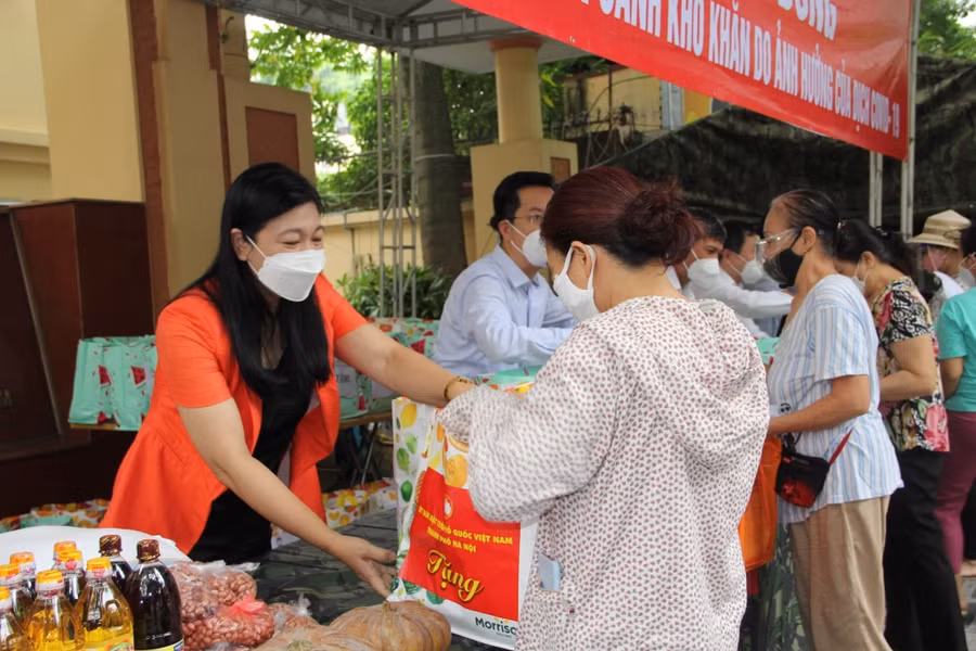 Tặng nhu yếu phẩm hỗ trợ người dân khó khăn quận Hoàn Kiếm