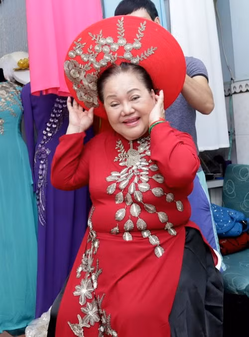 Hoài Linh “phá lệ” giả gái vì chủ hôn NSND Ngọc Giàu ảnh 6 Hoài Linh