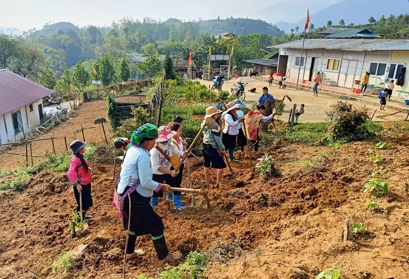 Bà con nhân dân thôn Sín Chải hỗ trợ san lấp mặt bằng để xây điểm trường Đồi Dù. Ảnh: T.A