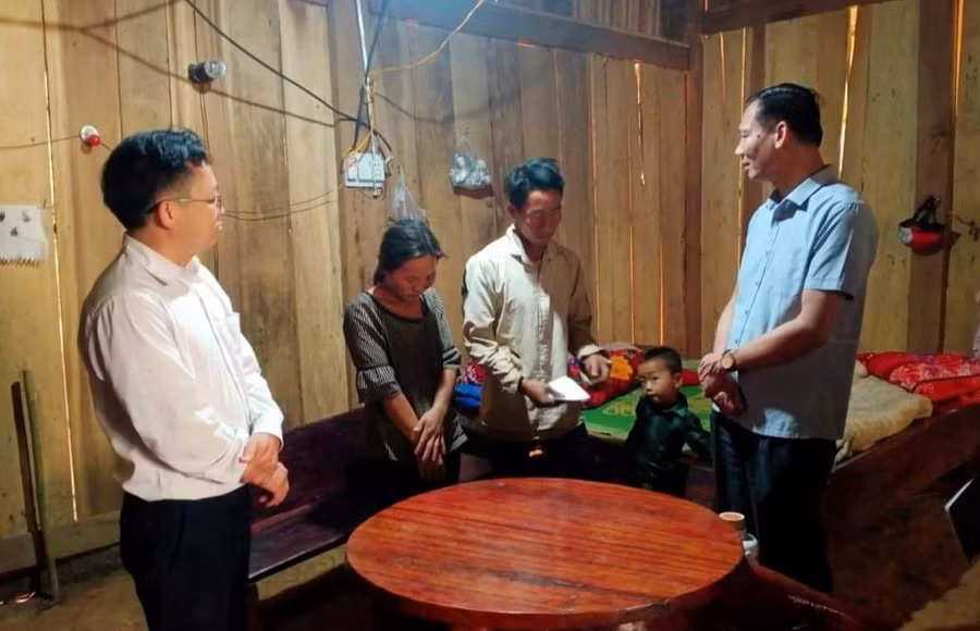 Chính quyền địa phương thăm hỏi, động viên gia đình anh Giàng A Chu, bản Huổi Va B, xã Háng Lìa, huyện Điện Biên Đông. Chính quyền địa phương thăm hỏi, động viên gia đình anh Giàng A Chu, bản Huổi Va B, xã Háng Lìa, huyện Điện Biên Đông.