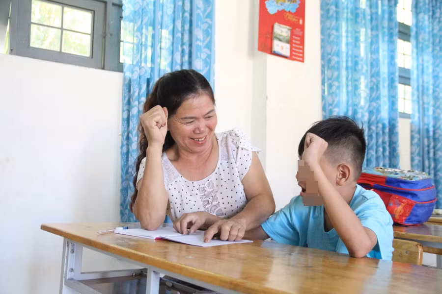 Cô Trần Thị Quyên luôn xem học trò như con của mình. Cô Trần Thị Quyên luôn xem học trò như con của mình.