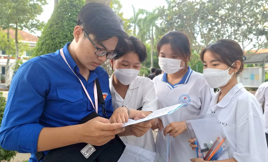 Thí sinh chia sẻ sau buổi thi. Thí sinh chia sẻ sau buổi thi.