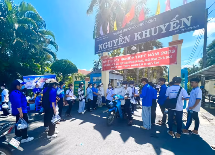 Nhóm thanh niên tình nguyện "Tiếp sức mùa thi" hỗ trợ trao tận tay các thí sinh những phần cơm trưa làm ấm lòng sĩ tử.