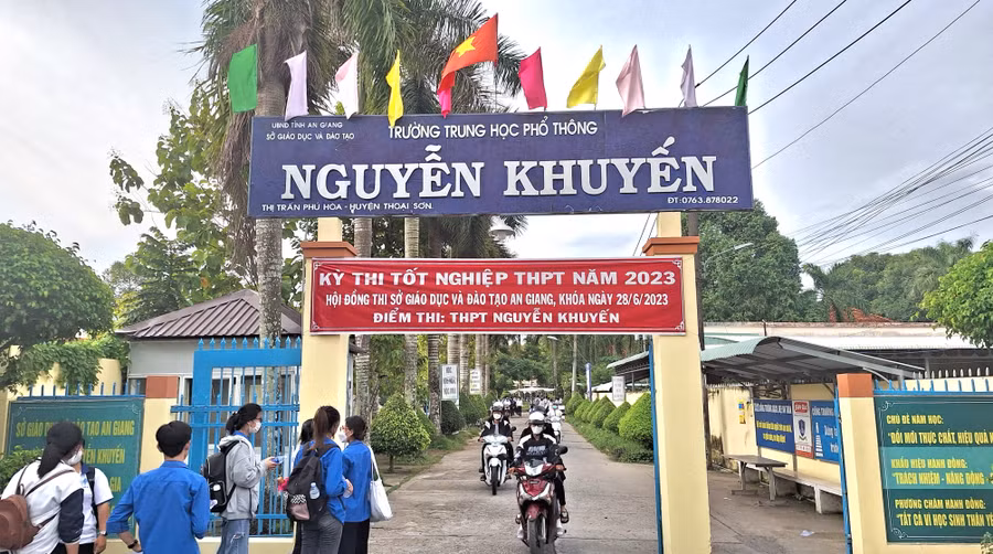 Kỳ thi tốt nghiệp THPT năm 2023 kết thúc trong niềm hân hoan của nhiều thí sinh An Giang. Kỳ thi tốt nghiệp THPT năm 2023 kết thúc trong niềm hân hoan của nhiều thí sinh An Giang.